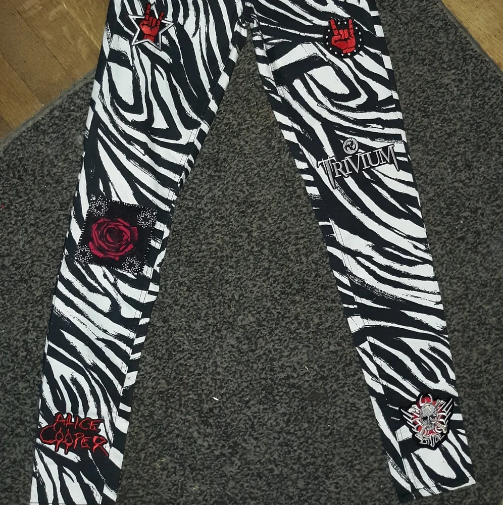 NEW PICS! 💀Punk rock zebra skinnys- metal bands trivium & Alice cooper patches - Picture 5 of 16